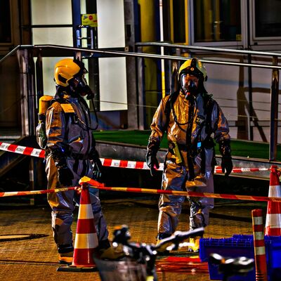 Bild vergr&ouml;&szlig;ern: Einsatzkräfte der Feuerwehr mit Schutzanzügen an Einsatzstelle 3
