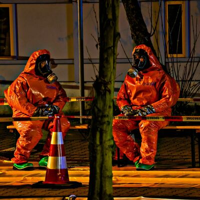 Bild vergr&ouml;&szlig;ern: Einsatzkräfte der Feuerwehr mit Schutzanzügen an Einsatzstelle 4