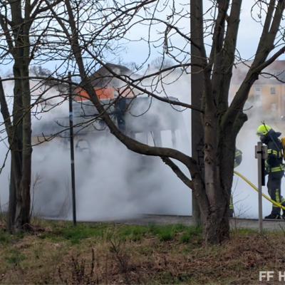 Bild vergr&ouml;&szlig;ern: Einsatzkräfte der Feuerwehr Velten bei Transporter Brand