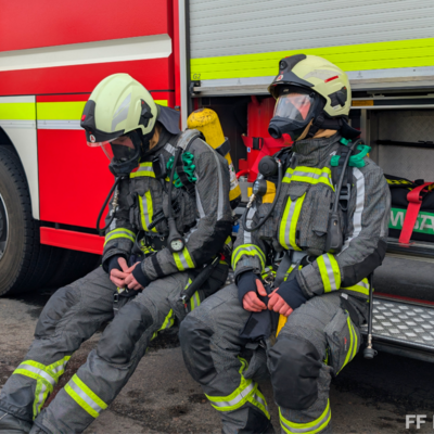 Bild vergr&ouml;&szlig;ern: Einsatzkräfte der Feuerwehr Hennigsdorf in Bereitstellung bei Transporter Brand 1