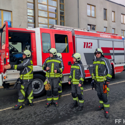 Bild vergr&ouml;&szlig;ern: Einsatzkräfte der Feuerwehr Velten bei Transporter Brand 2