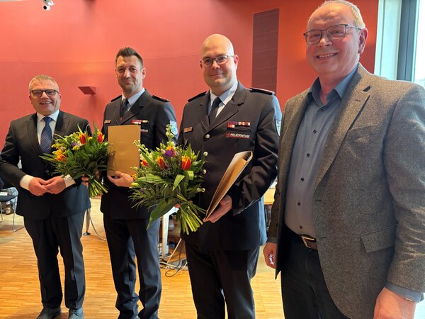 Bild vergr&ouml;&szlig;ern: Der Bürgermeister Thomas Günther und der Vorsitzende der Stadtverordnetenversammlung Michael Wobst gratulieren  Stadtwehrführer Robert Heinsius und seinem Stellvertreter Karsten Janz von der Feuerwehr Hennigsdorf. Beide werden für sechs Jahre in ein Ehrenbeamtenverhältnis auf Zeit berufen. Die Männer befinden sich zur Urkundenübergabe im SVV-Saal des Hennigsdorfer Rathauses.