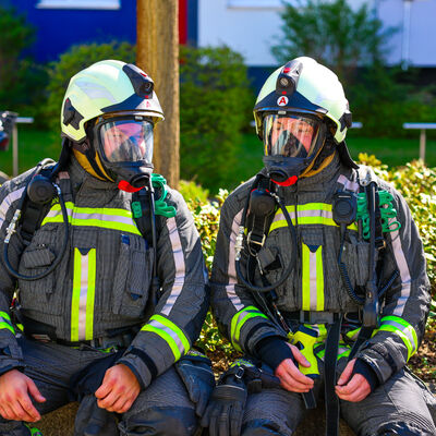Bild vergr&ouml;&szlig;ern: Einsatzkräfte unter Atemschutz in Bereitstellung