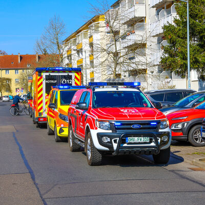 Bild vergr&ouml;&szlig;ern: Kommandowagen und Rettungswagen bei Einsatz mit Küchenbrand