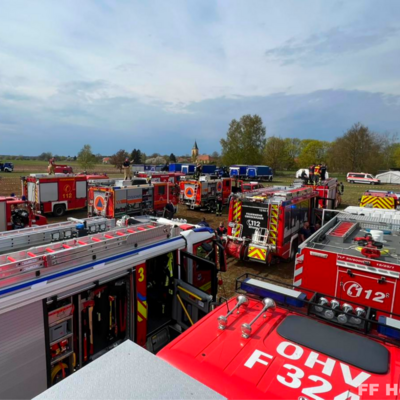 Bild vergr&ouml;&szlig;ern: Einsatzfahrzeuge der Brandschutzeinheiten bei Katastrophenschutzübung 1
