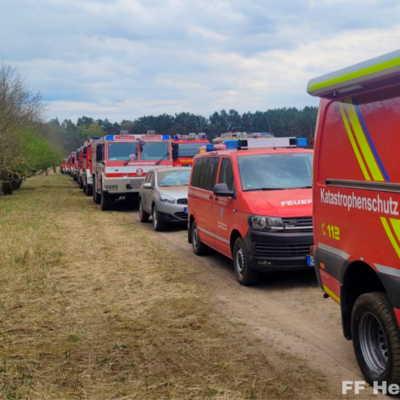 Bild vergr&ouml;&szlig;ern: Einsatzfahrzeuge der Brandschutzeinheiten bei Katastrophenschutzübung 2