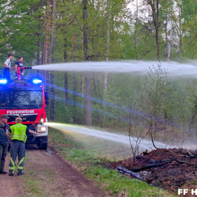 Bild vergr&ouml;&szlig;ern: Löschfahrzeug beim Ablöschen des Waldbrandes