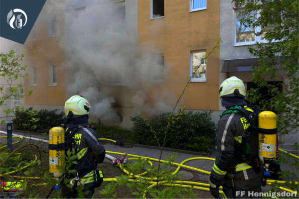 Bild vergr&ouml;&szlig;ern: Einsatzkräfte unter Atemschutz bei Kellerbrand im Mehrfamilienhaus 1