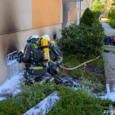 Bild vergr&ouml;&szlig;ern: Einsatzkräfte unter Atemschutz bei Kellerbrand im Mehrfamilienhaus 2