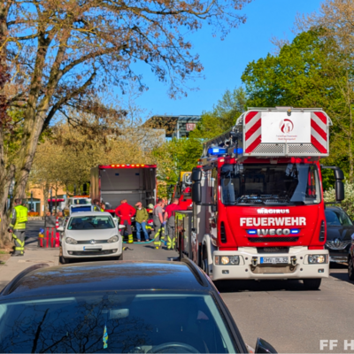 Bild vergr&ouml;&szlig;ern: Drehleiter und Einsatzkräfte an Einsatzstelle Kellerbrand im Mehrfamilienhaus 1