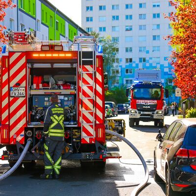 Bild vergr&ouml;&szlig;ern: Löschfahrzeug und Einsatzkräfte an Einsatzstelle Kellerbrand im Mehrfamilienhaus 1