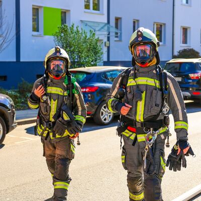 Bild vergr&ouml;&szlig;ern: Einsatzkräfte unter Atemschutz bei Kellerbrand im Mehrfamilienhaus 3