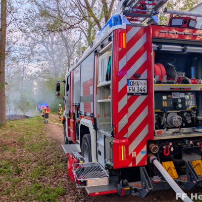 Bild vergr&ouml;&szlig;ern: Löschfahrzeug an Einsatzstelle Waldbrand