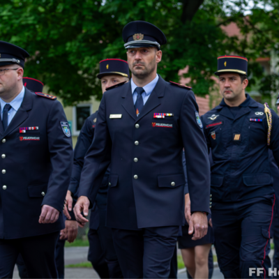 Bild vergr&ouml;&szlig;ern: Führungskräfte der Feuerwehr und Gäste beim Fackelumzug 1