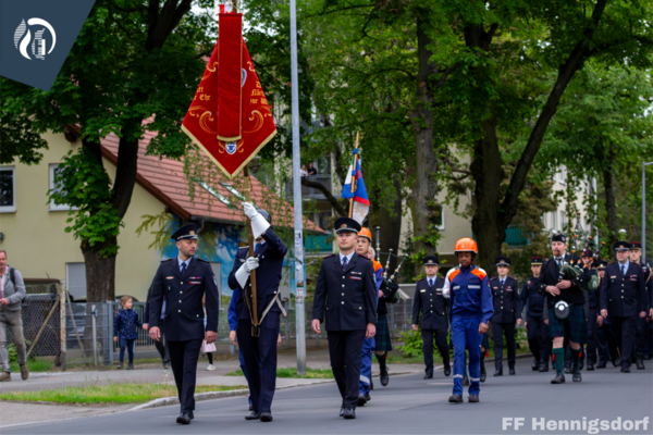 Bild vergr&ouml;&szlig;ern: Fahnenträger und Jugendfeuerwehr an der Spitze des Fackelumzuges