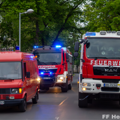Bild vergr&ouml;&szlig;ern: Einsatzfahrzeuge der Feuerwehr am Ende des Fackelumzuges