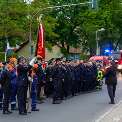 Bild vergr&ouml;&szlig;ern: Kameraden der Feuerwehr und Gäste beim Gedenken vor der Feuerwache 1