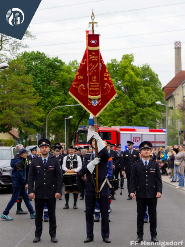 Bild vergr&ouml;&szlig;ern: Fahnenträger der Feuerwehr beim Beginn des Fackelumzuges 1
