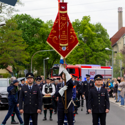 Fahnenträger der Feuerwehr beim Beginn des Fackelumzuges 1