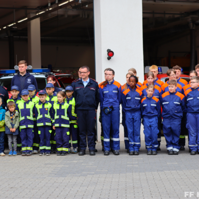 Bild vergr&ouml;&szlig;ern: Kinder und Jugendfeuerwehr bei der Eröffnung des Tages der offenen Tür