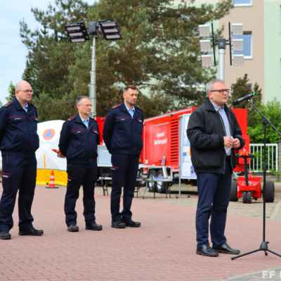 Bild vergr&ouml;&szlig;ern: Bürgermeister und Wehrführung bei der Eröffnung des Tages der offenen Tür