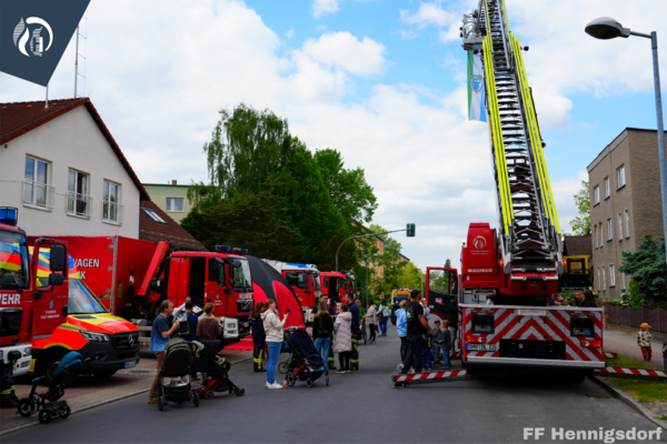 Bild vergr&ouml;&szlig;ern: Feuerwehrfahrzeuge vor der Feuerwache mit Besucher