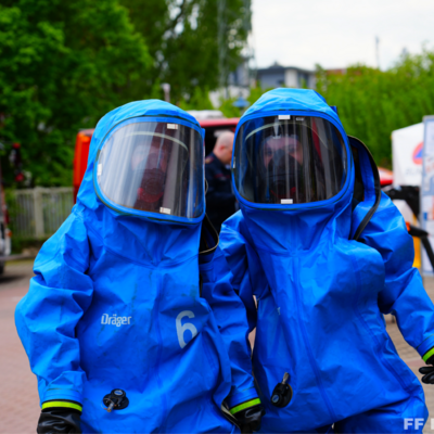 Bild vergr&ouml;&szlig;ern: Kameradinnen im Chemikalienschutzanzug