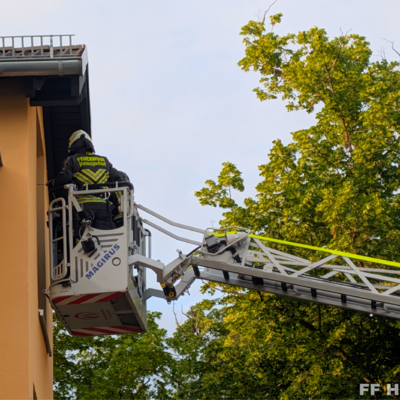 Bild vergr&ouml;&szlig;ern: Einsatzkräfte im Korb der Drehleiter bei Einsatz Türnotöffnung 2