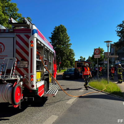 Bild vergr&ouml;&szlig;ern: Löschfahrzeug und Einsatzkräfte bei Einsatz Verkehrsunfall