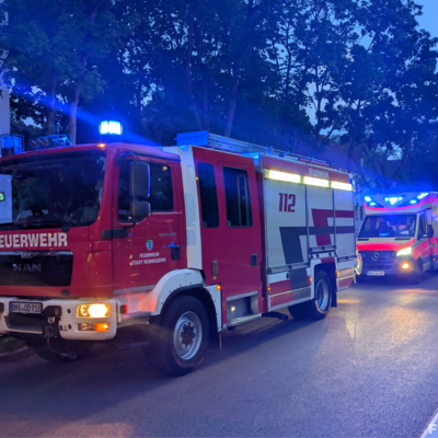 Bild vergr&ouml;&szlig;ern: Löschfahrzeug und Rettungswagen bei Einsatz Türnotöffnung 1