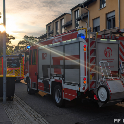 Bild vergr&ouml;&szlig;ern: Löschfahrzeug und Rettungswagen bei Einsatz Türnotöffnung 2