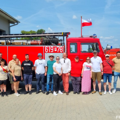 Bild vergr&ouml;&szlig;ern: Gruppenbild vor altem Feuerwehrfahrzeug in Polen