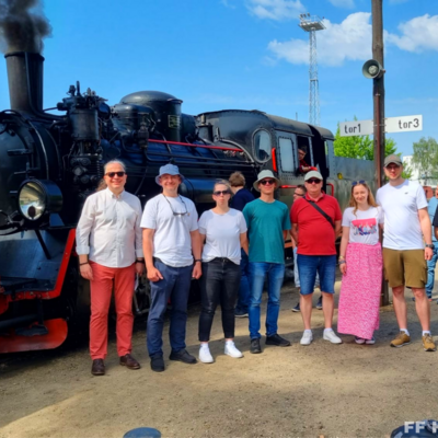 Bild vergr&ouml;&szlig;ern: Gruppenbild vor alter Dampflok in Schroda