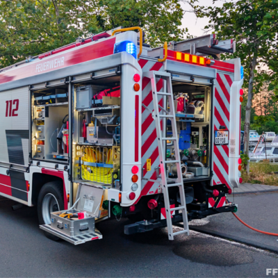 Bild vergr&ouml;&szlig;ern: Löschfahrzeug an Einsatzstelle PKW verliert Betriebsstoffe