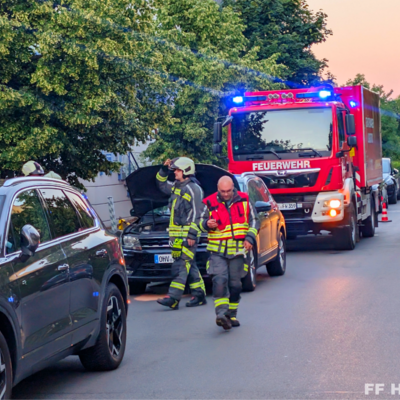 Bild vergr&ouml;&szlig;ern: Einsatzkräfte an Einsatzstelle PKW verliert Betriebsstoffe