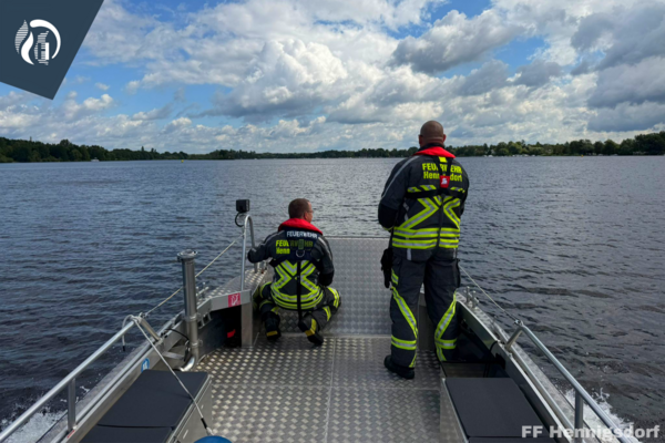 Bild vergr&ouml;&szlig;ern: Einsatzkräfte auf dem Mehrzweckboot