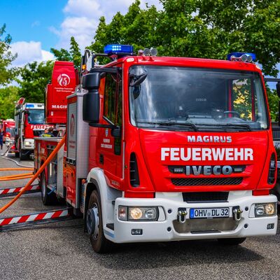 Bild vergr&ouml;&szlig;ern: Drehleiter und weitere Einsatzfahrzeuge bei dem Einsatz Dachstuhlbrand