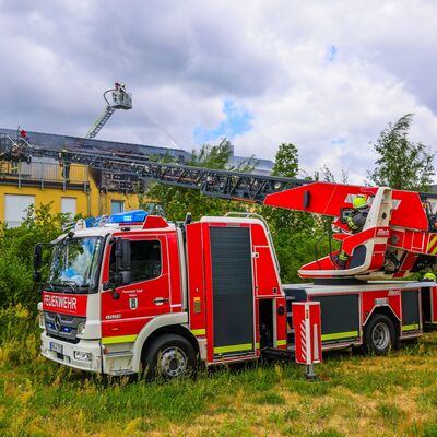 Bild vergr&ouml;&szlig;ern: Drehleiter der Feuerwehr Velten bei Einsatz Dachstuhlbrand 1