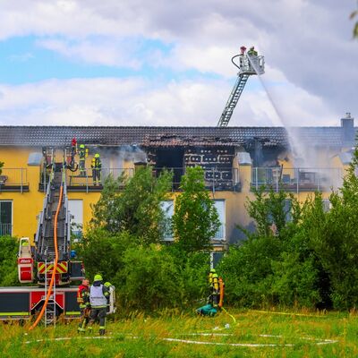 Bild vergr&ouml;&szlig;ern: Drehleiter der Feuerwehr Velten bei Einsatz Dachstuhlbrand 2
