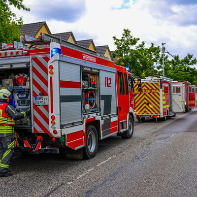 Bild vergr&ouml;&szlig;ern: Löschfahrzeug  und weitere Einsatzfahrzeuge bei dem Einsatz Dachstuhlbrand