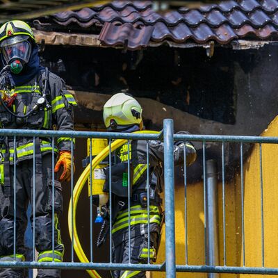 Bild vergr&ouml;&szlig;ern: Einsatzkräfte bei Löscharbeiten bei Einsatz Dachstuhlbrand
