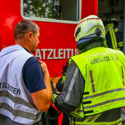 Bild vergr&ouml;&szlig;ern: Einsatzleitung der Feuerwehr Hennigsdorf und der Feuerwehr Velten