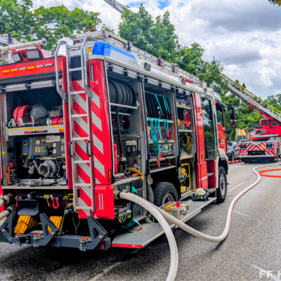 Bild vergr&ouml;&szlig;ern: Löschfahrzeug und Drehleiter bei dem Einsatz Dachstuhlbrand