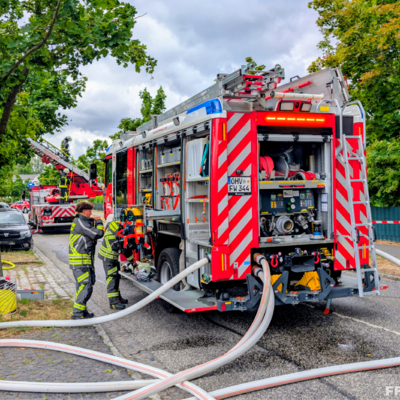 Bild vergr&ouml;&szlig;ern: Löschfahrzeug und Eindsatzkräfte bei Einsatz Dachstuhlbrand