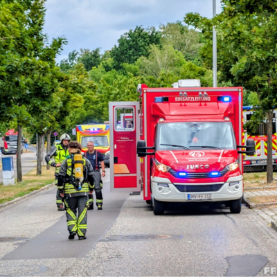 Bild vergr&ouml;&szlig;ern: Einsatzleitwagen und Rettungswagen bei Einsatz Dachstuhlbrand