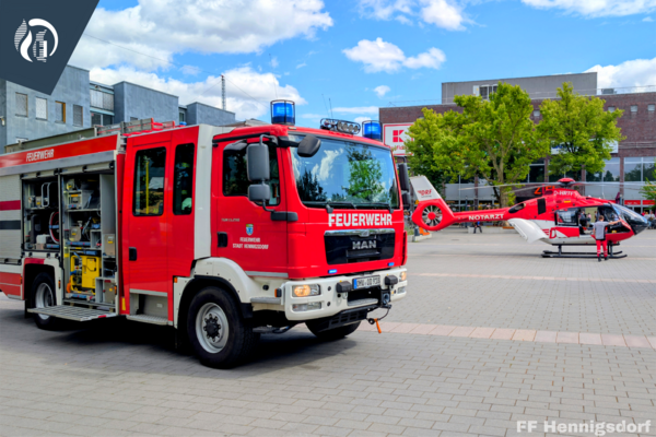 Bild vergr&ouml;&szlig;ern: Löschfahrzeug auf dem Postplatz bei der Absicherung des Hubschrauberlandeplatzes