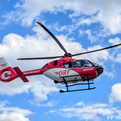 Bild vergr&ouml;&szlig;ern: Rettungshubschrauber bei Anflug zur Landung auf dem Postplatz