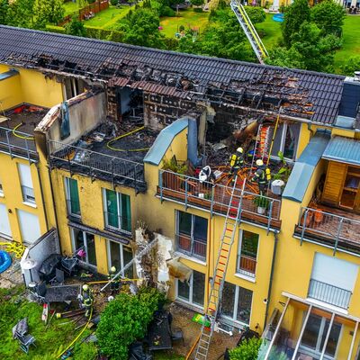 Bild vergr&ouml;&szlig;ern: Luftaufnahme des Hauses nach Dachstuhlbrand