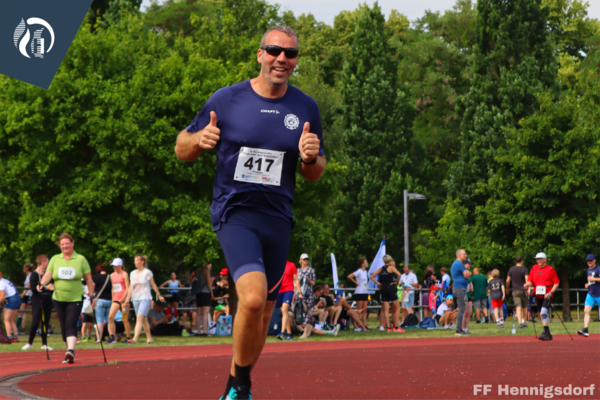 Kamerad der Feuerwehr beim Volkslauf