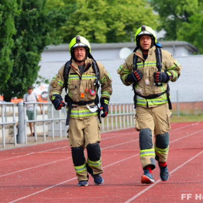 Bild vergr&ouml;&szlig;ern: Kameraden der Berliner Feuerwehr mit Atemschutz beim Volkslauf